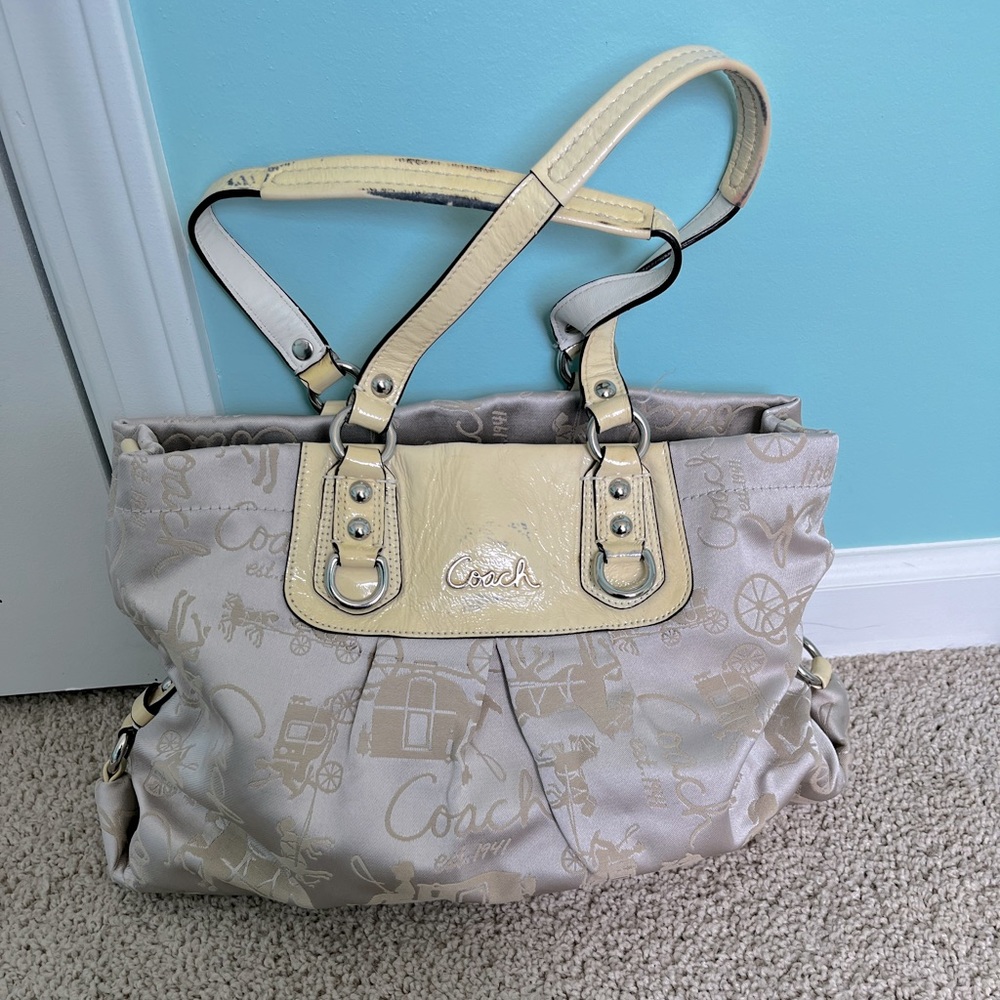 Pre-owned Women’s coach purse- beige